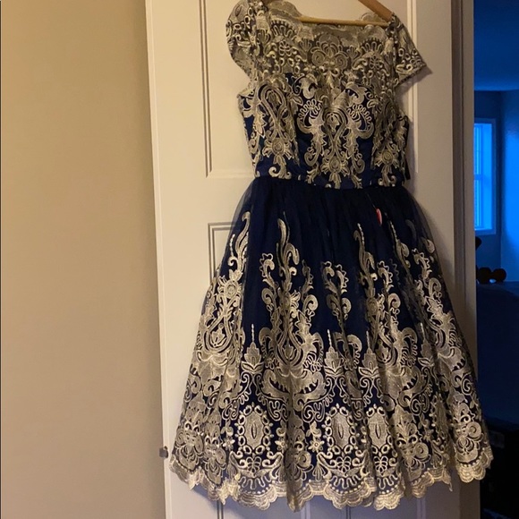 Beautiful embroidered party dress with tulle skirt - Picture 1 of 4